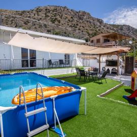 Ξενώνας της Αγάπης, hotel u gradu Salamis