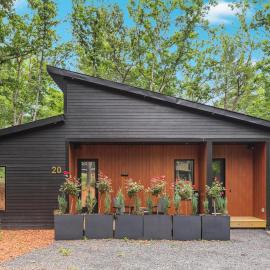 Cozy 2-bedroom cabin in welcoming Shenandoah, Basye with WiFi, AC, EV, khách sạn ở Mount Jackson