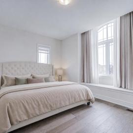 Viesnīca Two Private Rooms with Private Bath, Shared Kitchen and Laundry pilsētā East Gwillimbury