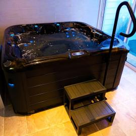 Walk to beach & town I Spa, garage & breakfast optional, hotel sa Calais