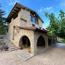 Masía de piedra con piscina