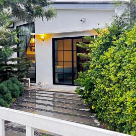 บ้านต้นลมสุวรรณภูมิ Baantonlom suvarnabhumi, hotel in Ban Khlong Thewa