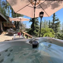 Refugio Arrayan Nevado Habitaciones en Farellones con Chimenea y Jacuzzi, hotel in Santiago