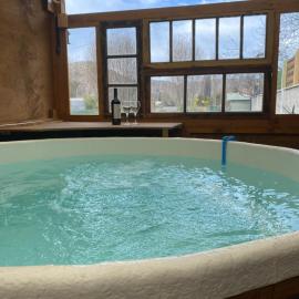 Cabaña con quincho, tinaja y piscina, hôtel à Coinco