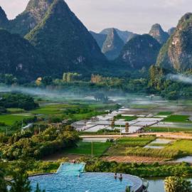 Yangshuo Fadai overhanging hot spring light luxury hotel، فندق في Gaotian