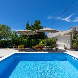 Villa Ella Bast - Baška Voda - Private Heated Pool &Garden, hotel en Bast