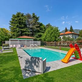 Anita Lake, 2BR Retreat w/ Shared Pool and Gym - Happy Rentals, hotel u gradu 'Gemonio'