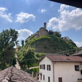 Casa Spaziosa Vista Castello - 3minuti dal Centro di Barolo, hotel u gradu Barolo
