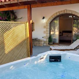 Despina Jacuzzi Studio - Walk to Lake Kournas, Hotel in Mouríon