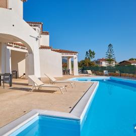 Residence nuovo con piscina 500m spiaggia, hotelli kohteessa Budoni