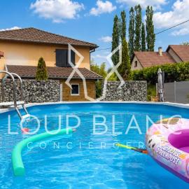 Piscine et pétanque - Calme proche Belfort、Châlonvillarsのホテル