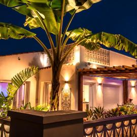 Casita del Toro - Rooftop Terrace & Sea View、ビナロスのホテル