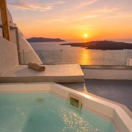Crater View Suites, Fira Center Caldera Suites with Hot Tubs, hotel in Fira