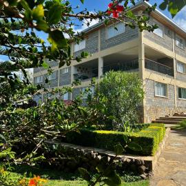 Hilltop Lakeview, hotel di Munyu