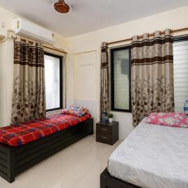 Homely 3-Sharing AC Room Male Only, hotel en Thane