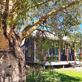 Rosewood Cottage -Entire 2 bedroom home with Netflix & WiFi, hotel di Tambo