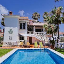 Escapada Perfecta Villa con Piscina y Relax