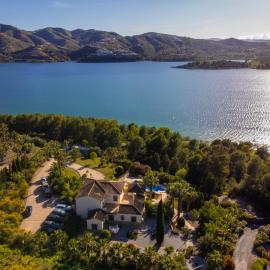 Exclusive Lakeside Villa with Private Pool & Total Privacy, hotel i Viñuela