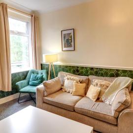 Beautiful 3 bedroom Flat، فندق في Felling