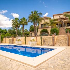 Exclusive Lakeside Villa with Private Pool & Total Privacy、ビニュエラのホテル