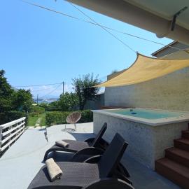 Wooden Summer House, hotel en Mantoúkion