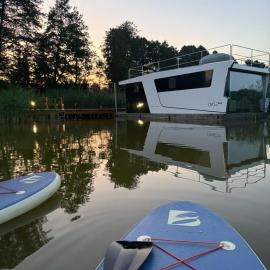 HT House Boat Mazury - dom na wodzie, hótel í Jabłonka