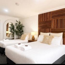 Beachmere Palms Motel، فندق في Beachmere