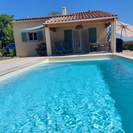 Maison de vacances avec piscine privée chauffée en zone naturelle de Barjac, хотел в Баряк