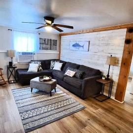 Charming Cottage fenced backyard & boat parking, hotel i Crystal River