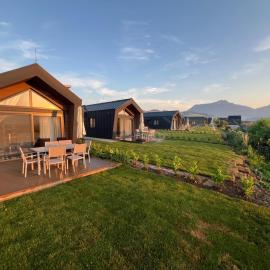 Rekreačné domy Marina Cabin House, hotelli kohteessa Bobrovník