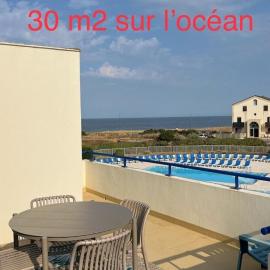 VUE OCEAN avec TERRASSE 30 m2 - 2 CHAMBRES parking privatif et piscine en été, hotel in Lacanau-Océan