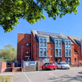 Modern Spacious Flat Near Aylesbury Station -Brand new, hotel in Aylesbury