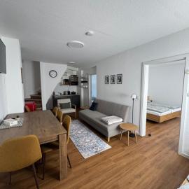 Freistehendes Ferienhaus mit 4 Schlafzimmern nur 1 Gehminute vom Bahnhof, hotell i Fulda
