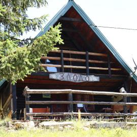 Forest Cabin Ponikve，Čajniče的飯店