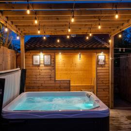 Hot Tub House! Spacious Home Near Beach & Parking, hotel in Blackpool