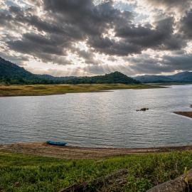 Elee Villa - Waterfront Retreat with Victoria Reservoir & Mountain Views, hotell sihtkohas Teldeniya