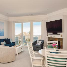 Experience luxury at Captain's Lakeview Suite 319 in Bay Harbor, MI, with stunning lake views., hotel in Petoskey