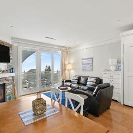Experience luxury at Captain's Lakeview Suite 404 in Bay Harbor, MI, perfect for a romantic getaway., hotel in Petoskey