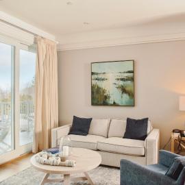 Charming Captain Suite 204 in Bay Harbor, perfect for couples with a cozy vibe., hotel em Petoskey