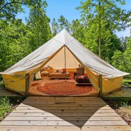 Premium Glamping Tent with HotTub, FirePit & AC at Red River Gorge with Wooded Views & Bath House, hotell i Stanton