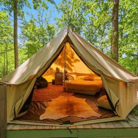 Forest Glamping Retreat with Hot Tub & Fire in Red River Gorge, Wooded with Full Bath House, khách sạn ở Stanton