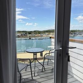 River Breeze BALCONY 2, hotel in Littlehampton