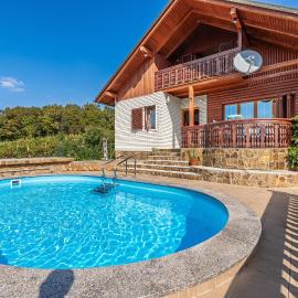 Pool Chalet Adonis w/ Panoramic Views - Happy Rentals, khách sạn ở Semič