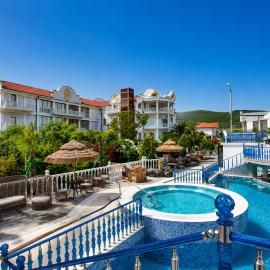 Golden Lagoon Swimming pool & Guesthouse, hotel en Tserovani