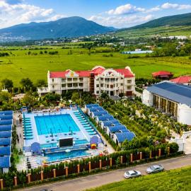 Golden Lagoon Swimming pool & Guesthouseas, hotel Tserovani városában