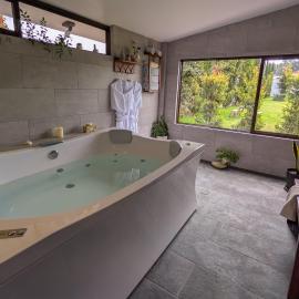 Private Chalet with Gardens and Hot Tub, hotelli kohteessa Ambato