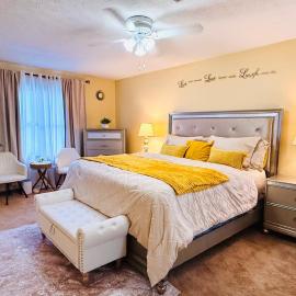 Large 3BR Home for Families and Work Stays With Fast WIFI，德盧斯的飯店