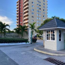Beach-side condos at Turtle Beach Towers, hotel a Ocho Rios