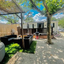 Petit coin de paradis avec spa privatif et piscine et accès rivière, hotel em Pradons