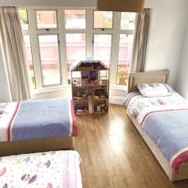 2 BEDROOM FAMILY SUITE , FREE WIFI & Private Car Space & Garden & Entrance , in front of the Pier & Beach , Bedroom1 Double bed ,Bedroom 2 , 3 single beds, hotel in Paignton